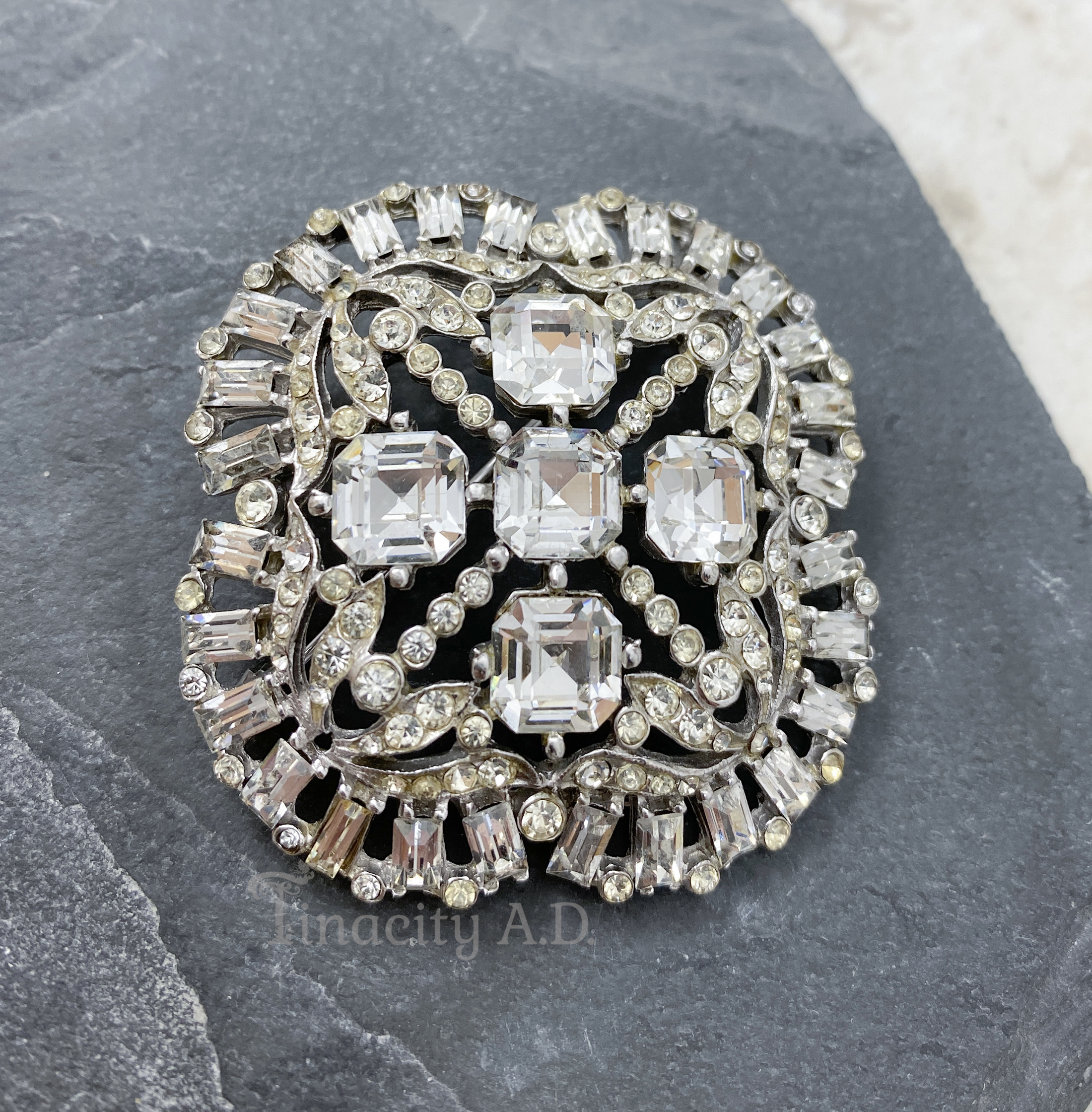 A GORGEOUS Vintage Brooch, Art Deco Design Dating to the 1940's, Featuring  Emerald Cut, Baguette and Round Cut Rhinestones.